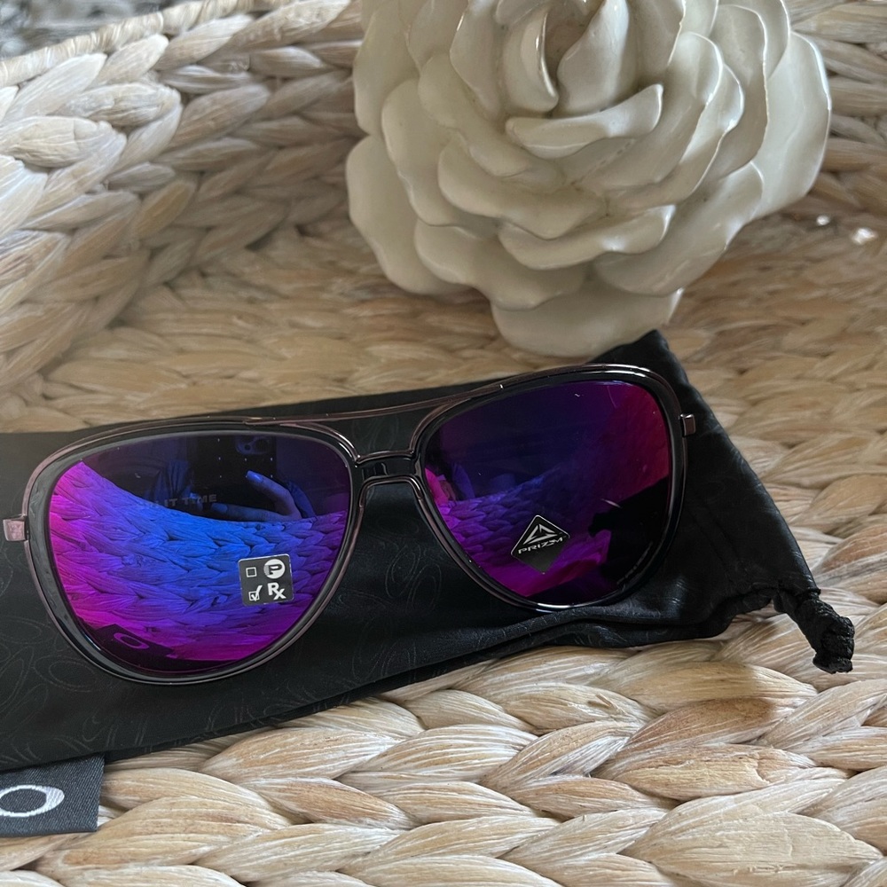 NEW OAKLEY Women’s Polarized Sunglasses 🤩